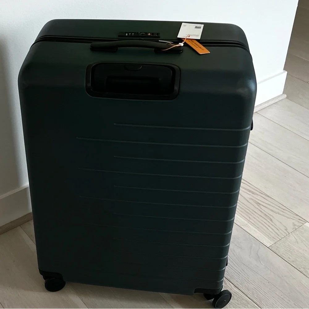 QUINCE  Expandable Large Check-In Suitcase - Picture 11 of 16